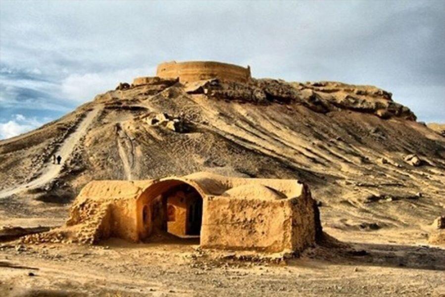 انتقاد نماینده زرتشتی ها: برای گرفتن مجوز جشن سده در یزد انتقاد نماینده زرتشتی ها: برای دریافت مجوز جشن سده در یزد مشکل داریم ، دانشگاه یزد را در زمین وقفی دخمه ساختند ؛ پس هم نمی دهند